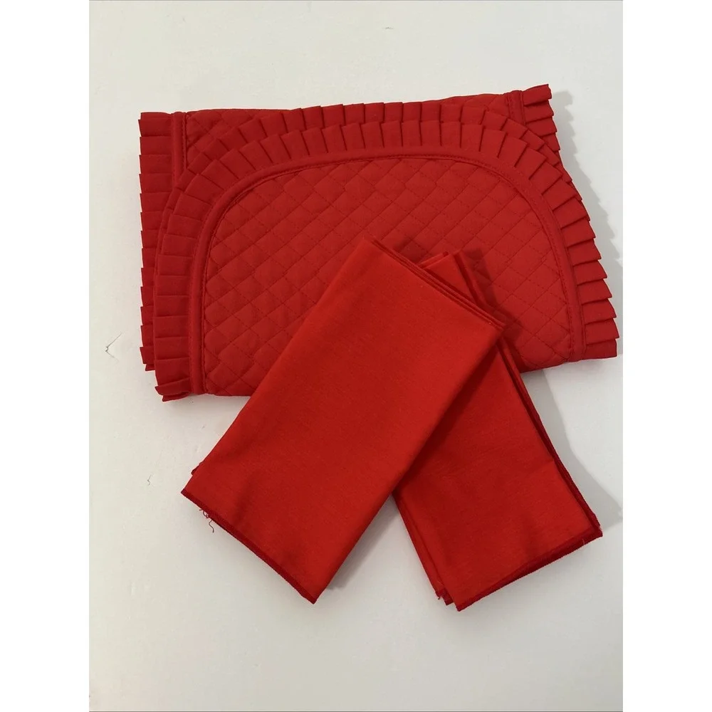SET OF 8 NAPKINS + 1 TABLE RUNNER‎ QUILTED CHRISTMAS RED 1241